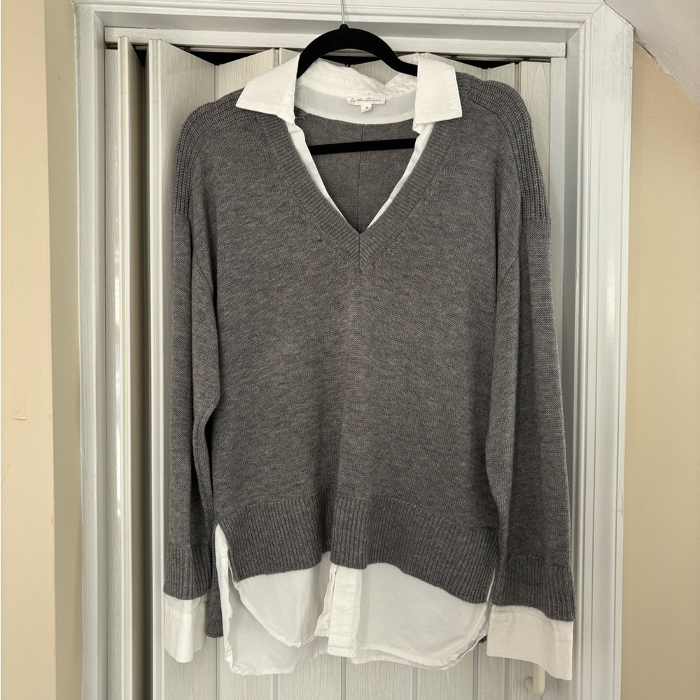 Chic Gray V-Neck Sweater with White Accents
